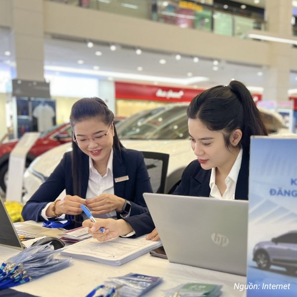 Vest công sở thường được diện bởi nhân viên bán hàng