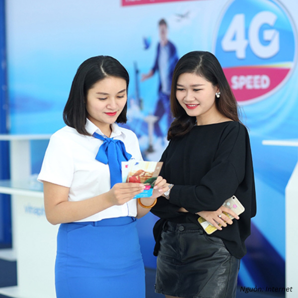 Đồng phục sơ mi trắng phối chân váy xanh và nơ cổ thanh lịch