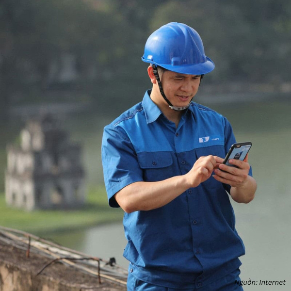 Đồng phục nhân viên kỹ thuật VNPT với màu xanh dương đặc trưng