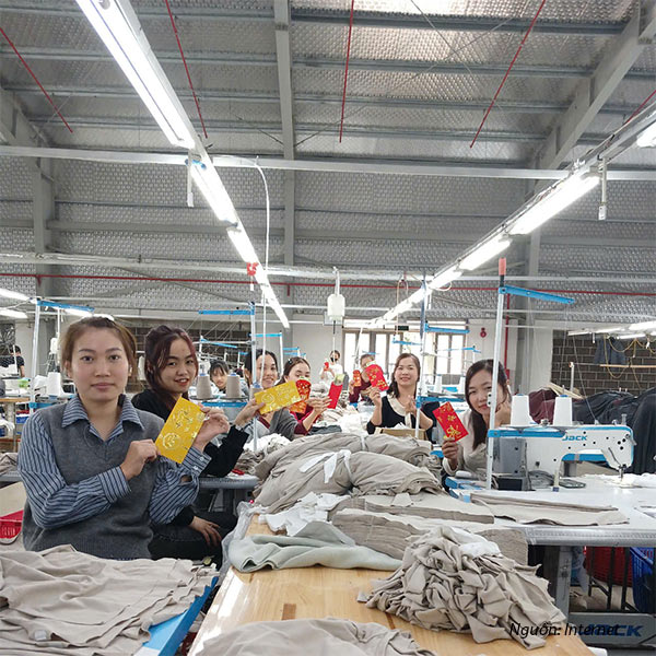 Hoàng Tùng – đồng phục doanh nghiệp sang trọng, chuẩn từng đường may.