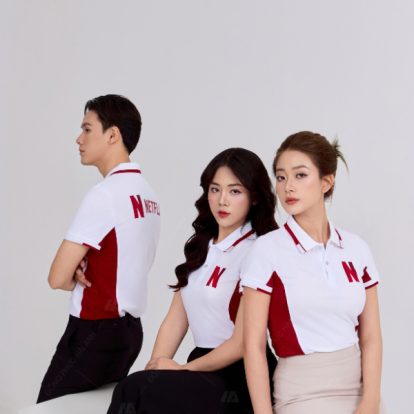 Mẫu áo đồng phục công ty Netflix màu trắng gạo phối đỏ đô-4