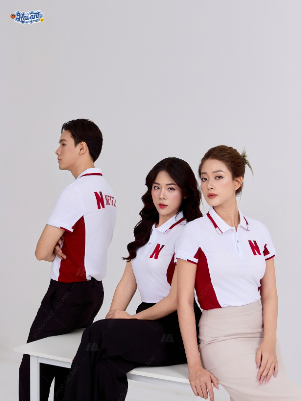 Mẫu áo đồng phục công ty Netflix màu trắng gạo phối đỏ đô-4