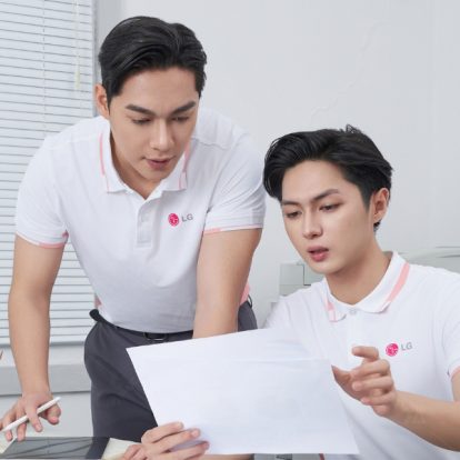 Mẫu áo đồng phục công ty LG màu trắng gạo phối màu lòng tôm- 3