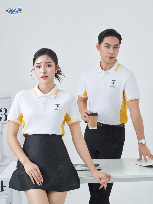 Điểm tinh tế trong thiết kế mẫu áo công ty Ferrari màu trắng gạo phối vàng cúc