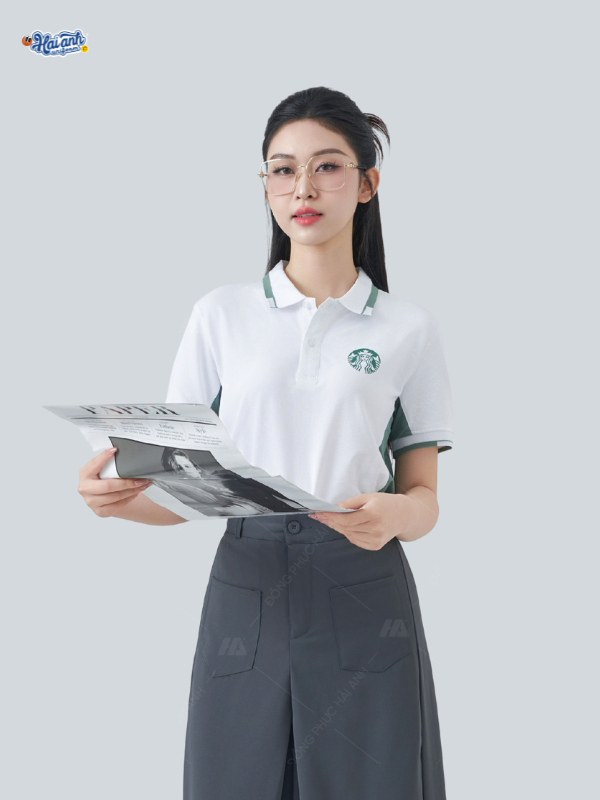 Thiết kế áo polo đồng phục màu trắng gạo phối vỏ đậu Starbucks
