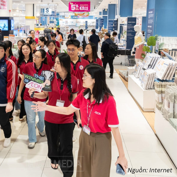 Đồng phục áo polo Aeon màu đỏ tươi, cổ tay phối viền trắng nổi bật