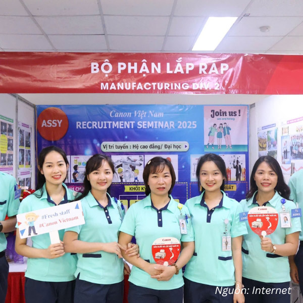 Nhóm nhân viên diện áo polo phối viền, bo cổ tay gọn gàng, đồng bộ