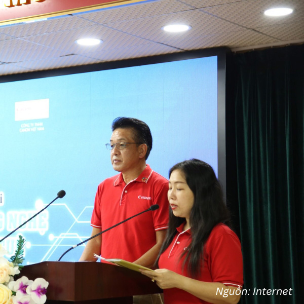 Mẫu đồng phục polo cổ bẻ, logo nổi bật, phù hợp sự kiện nội bộ Canon