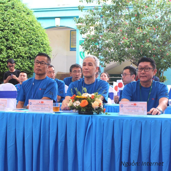Đại diện công ty Yazaki diện áo thun tại sự kiện giao lưu