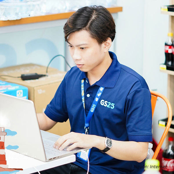 Nhân viên GS25 trong mẫu áo polo xanh navy – form đứng dáng