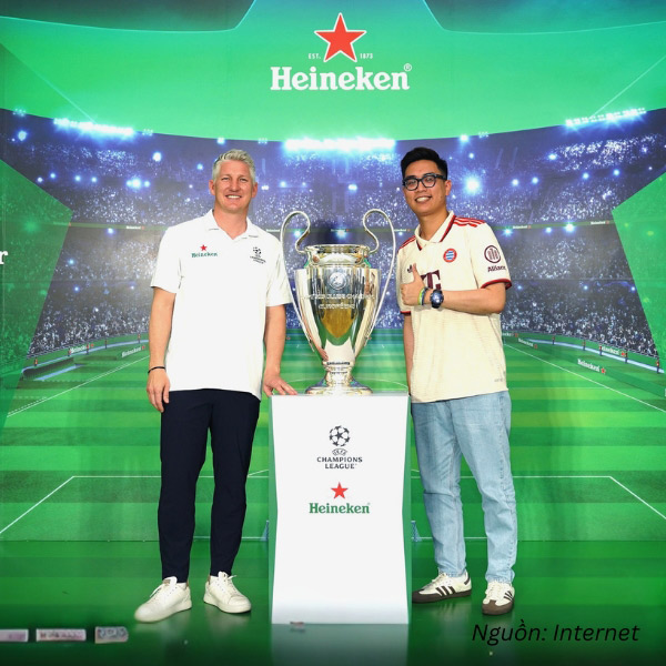 Thiết kế áo polo Heineken cổ bẻ gọn, phối màu tinh tế, logo nổi bậtÁo polo đồng phục Heineken thiết kế chỉn chu, phối viền xanh, form gọn gàng