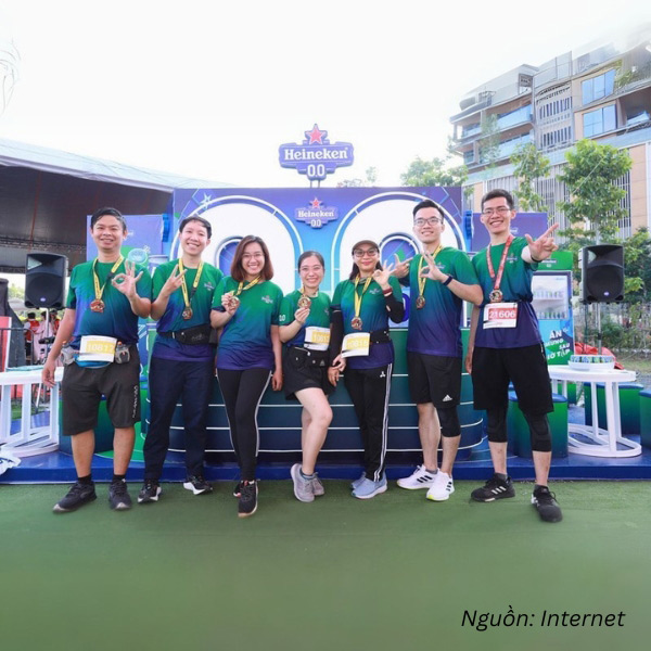 Nhân viên Heineken diện áo thun cổ tròn phối màu xanh gradient năng động