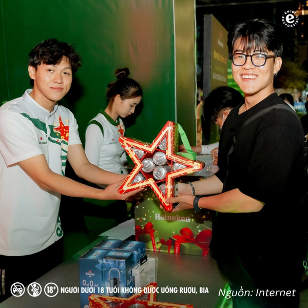 Đồng phục PB Heineken áo cổ tàu phom suông, họa tiết sao đỏ đặc trưng