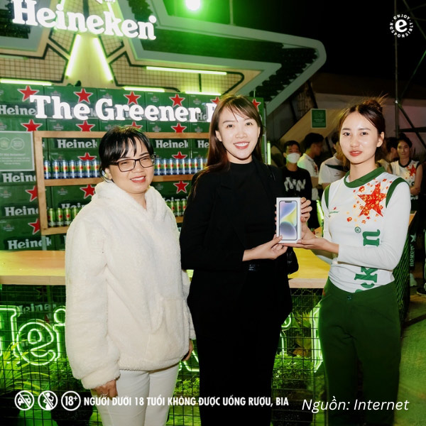 PG Heineken diện áo cổ tàu dáng ôm, họa tiết tinh tế