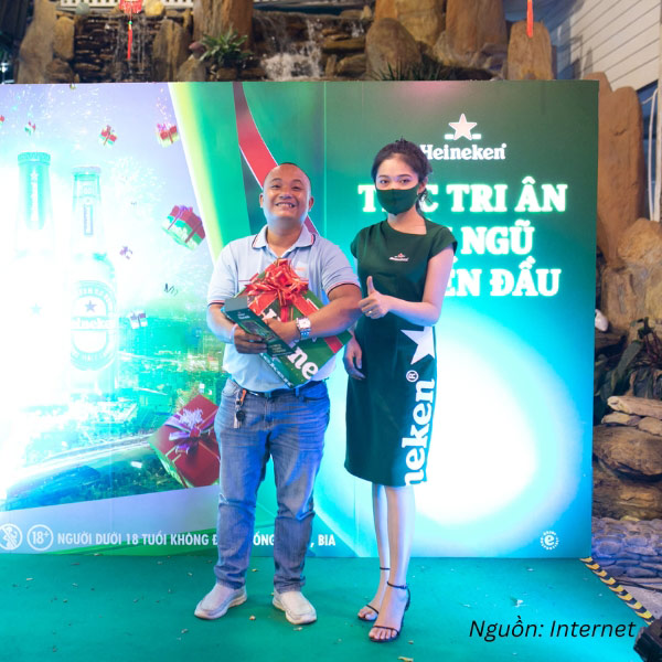 PG Heineken mặc váy đồng phục xanh, dáng suông ôm, logo in nổi bật