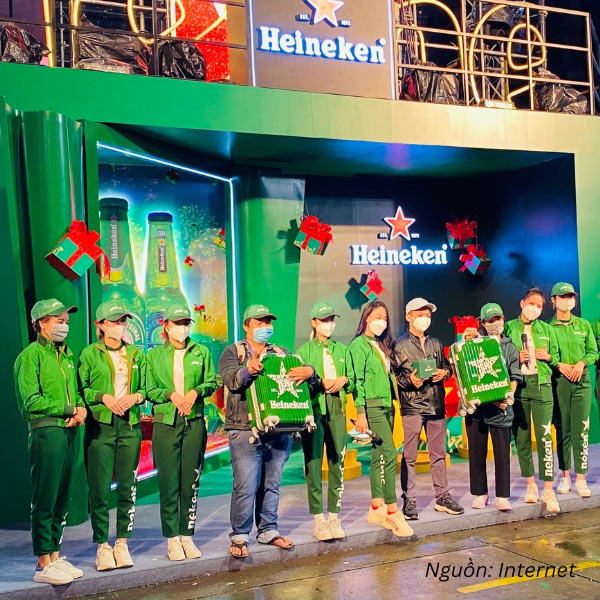 Nhân viên Heineken mặc áo khoác xanh lá dáng bomber đồng bộ