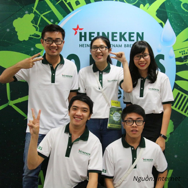 Áo polo đồng phục Heineken thiết kế chỉn chu, phối viền xanh, form gọn gàng