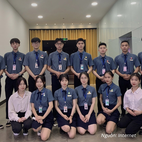 Đội ngũ Lotte Cinema rạng rỡ trong mẫu áo sơ mi  đồng phục phối màu chuyên nghiệp