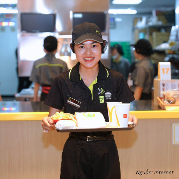 Mẫu polo đồng phục dành cho nhân viên phục vụ tại Mcdonald