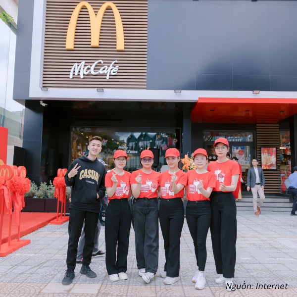 Mẫu áo thun đồng phục Mcdonald Việt Nam màu đỏ năng động, trẻ trung