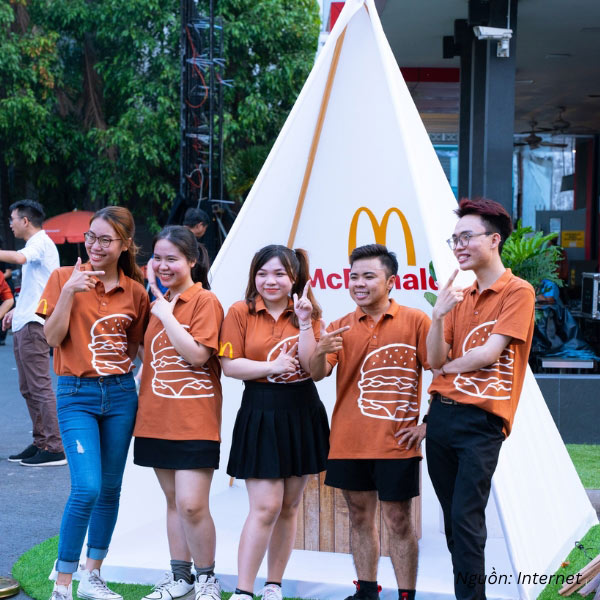 Mẫu đồng phục team building hiện đại, trẻ trung