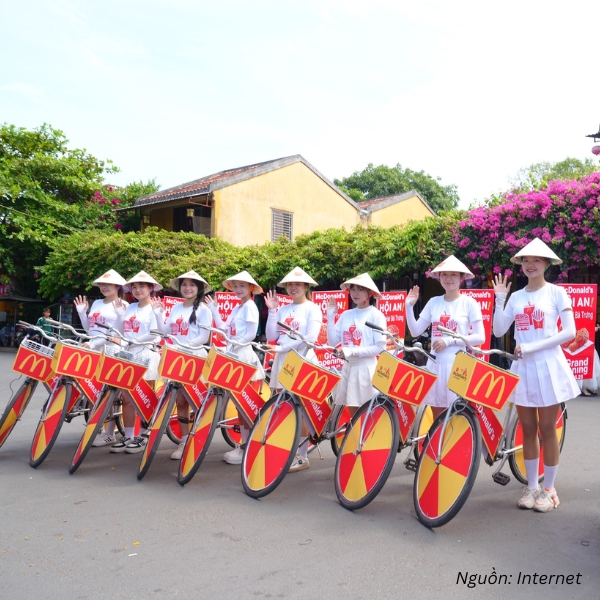 Thiết kế áo thun cổ tròn màu trắng đẹp, thanh lịch