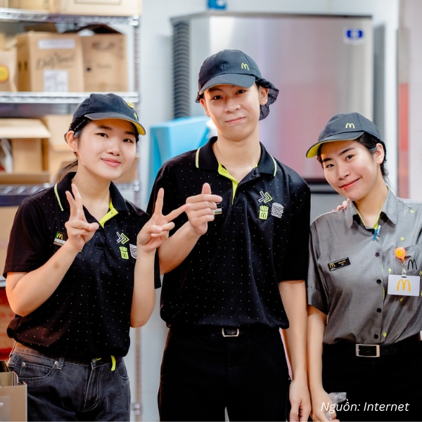 Mẫu đồng phục mũ lưỡi trai màu đen thêu logo McDonald 