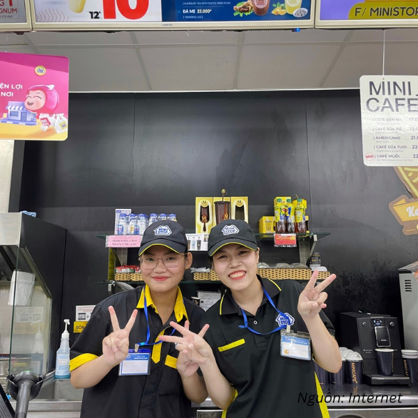 Nhân viên Ministop trong đồng phục polo đen phối vàng