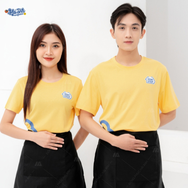 Đồng phục áo thun cổ tròn màu vàng phối tạp dề đen năng động
