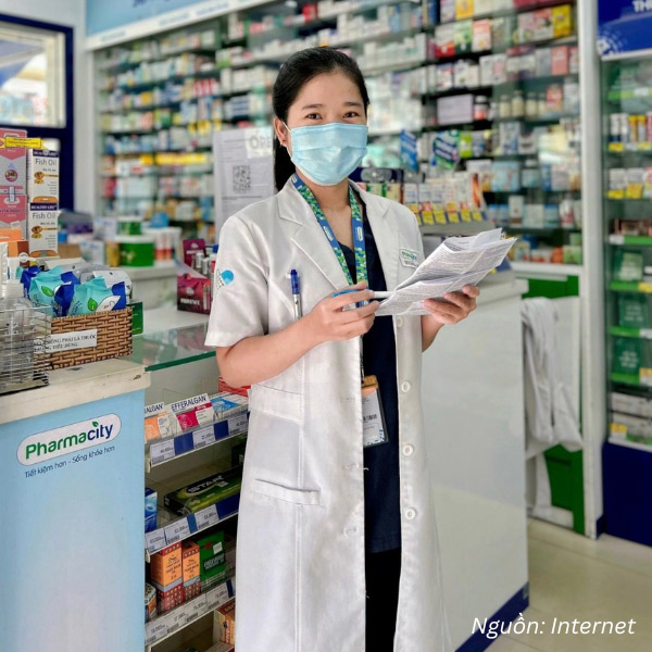 Mẫu áo blouse màu trắng dành cho dược sĩ Pharmacity