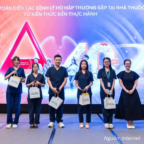 Áo đồng phục Pharmacity cổ chữ V mang đến diện mạo trẻ trung cho nhân viên