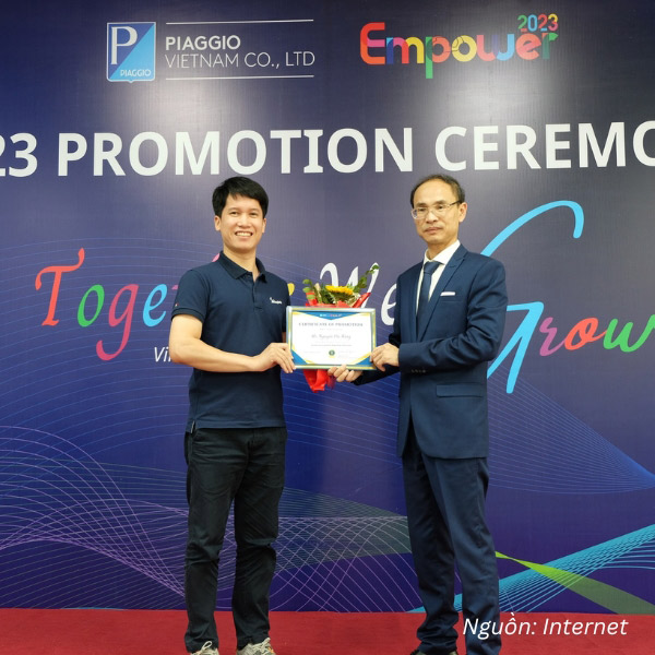 Polo xanh dương dùng trong các hoạt động truyền thông nội bộ