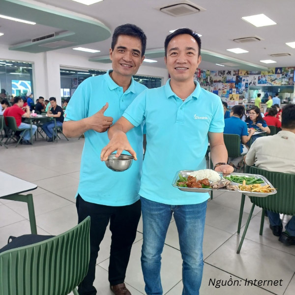 Giờ ăn trưa tại canteen với đồng phục xanh ngọc thoải mái