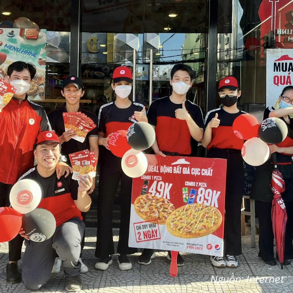 Mẫu áo thun đồng phục Pizza Hut cổ tròn màu đỏ phối đen