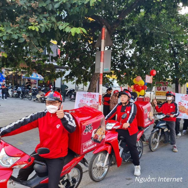 Áo khoác đồng phục của Pizza Hut màu đỏ nổi bật