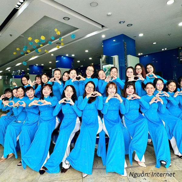 Tập thể nhân viên nữ Saigontourist rạng rỡ trong tà áo dài đồng phục