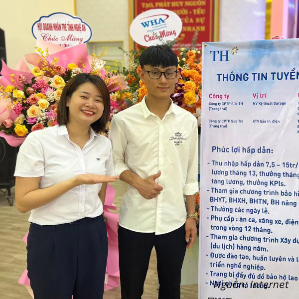 Thiết kế sơ mi truyền thống với tay ngắn và cổ bẻ lịch sự