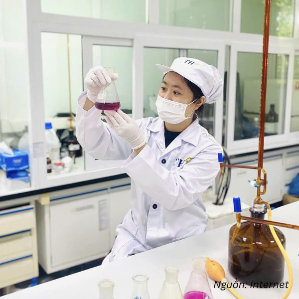 Mẫu áo đồng phục nhân viên nghiên cứu sản phẩm màu trắng thanh lịch