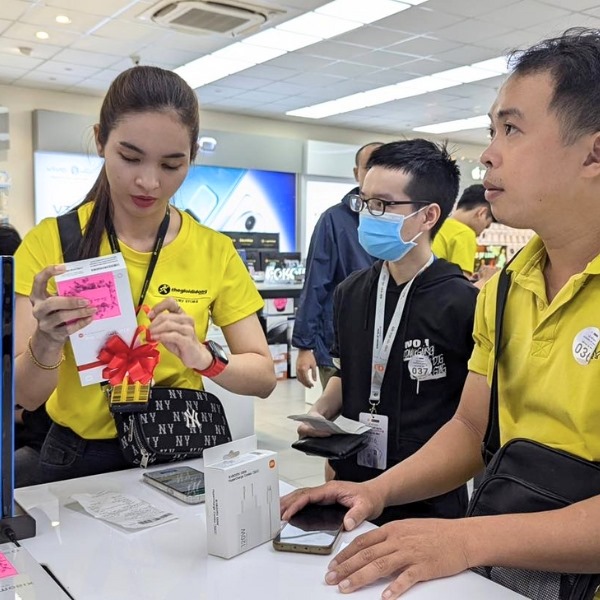 Nhân viên Thế Giới Di Động trong mẫu áo thun cổ tròn đặc trưng