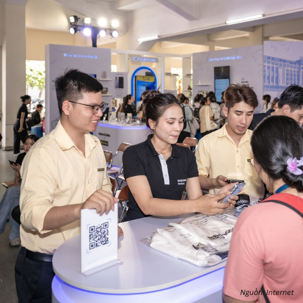 Mẫu áo sơ mi Thế Giới Di Động dành cho nhân viên nam 