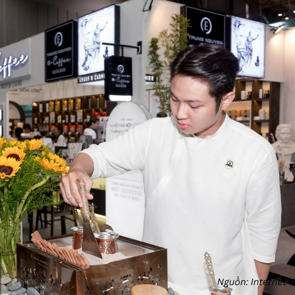 Áo sử dụng tông màu trắng chủ đạo