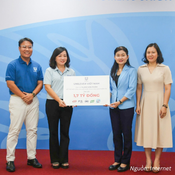 Đại diện Unilever diện polo đồng phục trong sự kiện tài trợ
