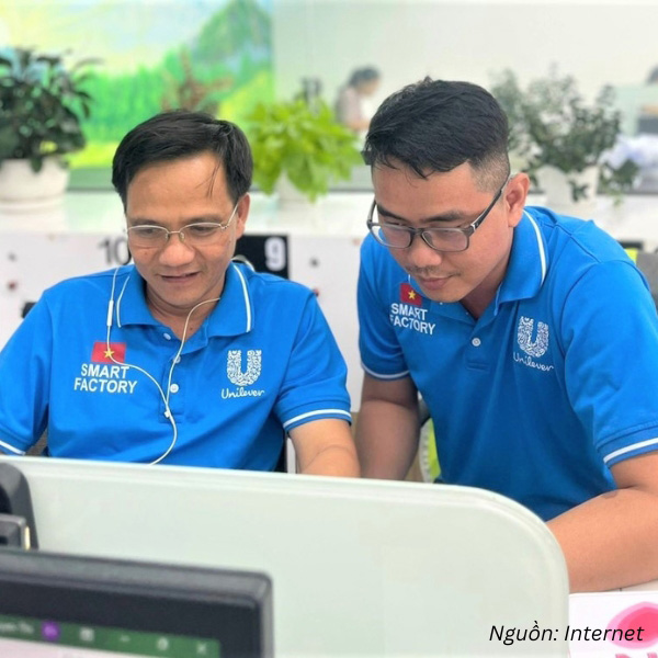 Nhân sự nhà máy với mẫu polo phối xanh đậm nổi bật