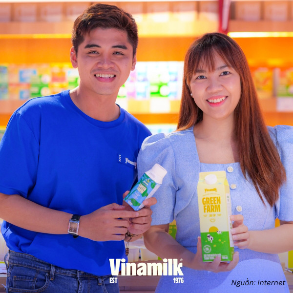 Áo thun đồng phục Vinamilk màu xanh và logo trắng