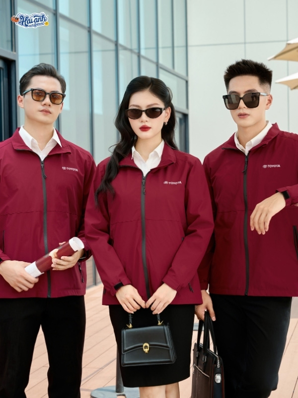 Áo Windbreaker đỏ mận được may từ vải Nanomate Plus giúp cản gió, giữ nhiệt hiệu quả
