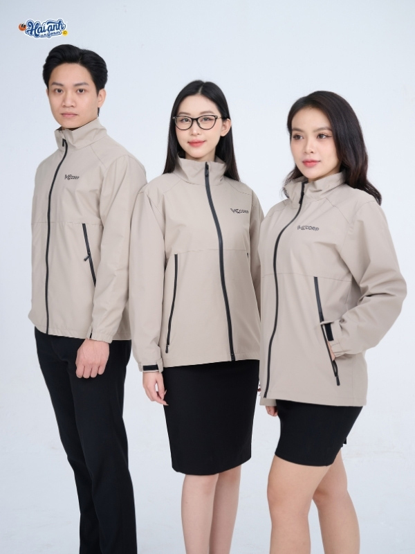 Áo khoác được may từ vải poly dệt cao cấp, có khả năng giữ ấm hiệu quả