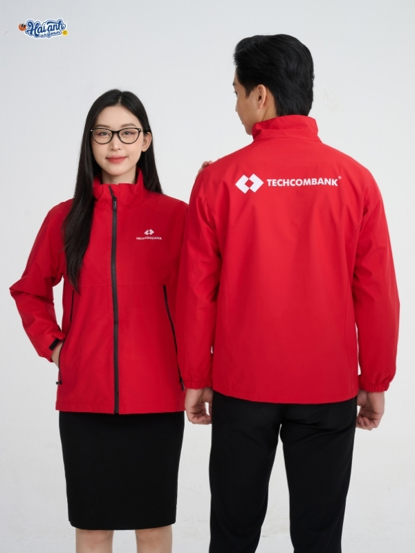 Áo gió Techcombank sử dụng chất vải poly dệt với độ bền cao