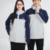 mẫu áo khoác đồng phục công ty màu trắng phối xanh