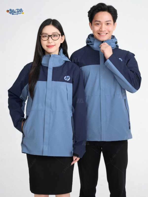 Mẫu áo gió màu xanh biển nhạt kiểu dáng unisex hiện đại, thanh lịch