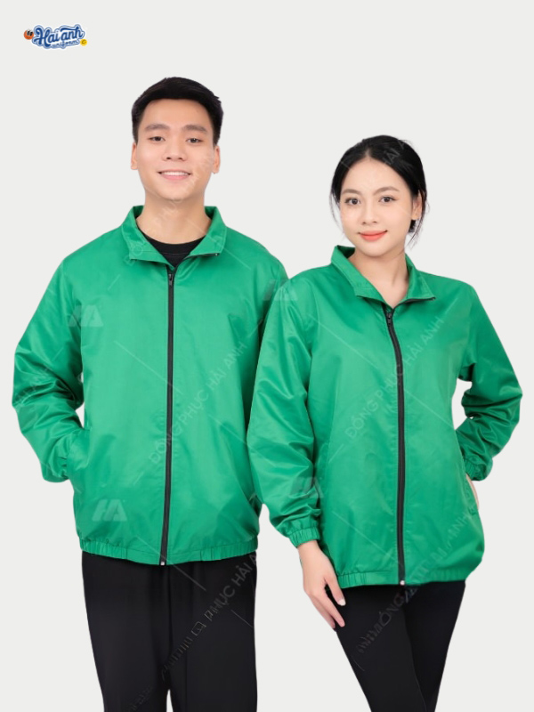 Áo gió màu xanh lá trơn sở hữu thiết kế suông rộng thoải mái